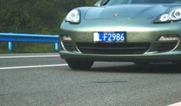 保时捷在高速上吃瓜,一场意外的视觉盛宴