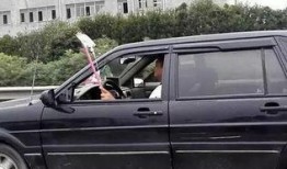 开车不吃瓜吃瓜不开车,驾驶时分心“吃瓜”的危害与防范