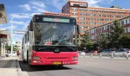 公交车上安静吃瓜,一幕车厢内的“吃瓜”众生相