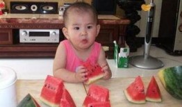 吃瓜宝宝好可爱,吃瓜宝宝好可爱，萌态十足引关注