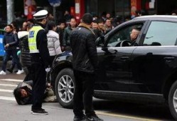 开车不吃瓜吃瓜不开车,驾驶时分心“吃瓜”的危害与防范