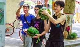 吃瓜情侣学校,吃瓜情侣的甜蜜日常揭秘