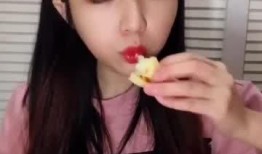 小姐姐吃细瓜,小姐姐的甜蜜细瓜时光