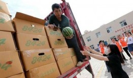 公交车上安静吃瓜,一幕车厢内的“吃瓜”众生相