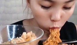 阿瓜吃火鸡面,挑战极限的味蕾冒险