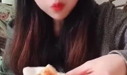 小姐姐吃细瓜,小姐姐的甜蜜细瓜时光