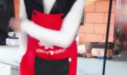 情侣和朋友吃瓜,情侣与好友共享欢乐时光