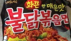 阿瓜吃火鸡面,挑战极限的味蕾冒险