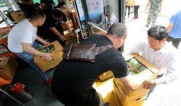 公交车上安静吃瓜,一幕车厢内的“吃瓜”众生相