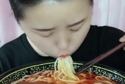 大爷吃瓜喝汤视频,太治愈了！