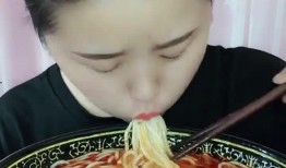 大爷吃瓜喝汤视频,太治愈了！