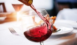 红酒吃瓜女主,一场别开生面的浪漫邂逅